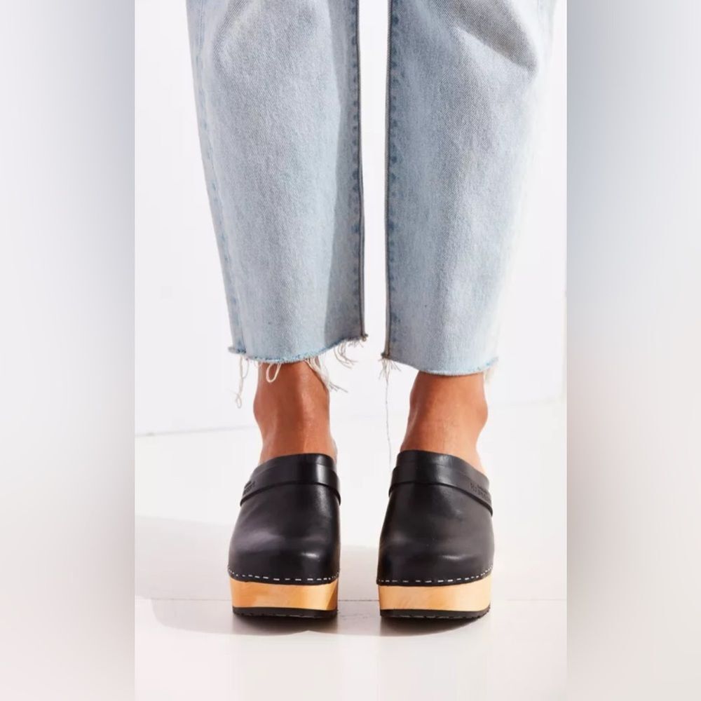 Swedish Hasbeens Black and Tan Mules with Wooden Platform. 9/40 - Picture 4 of 15